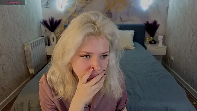 Snapshot of Kate_Krose chatting on February 17, 1:02 am Kate Krose online show from February 17, 1:02 am