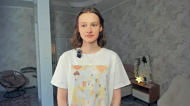 Snapshot of LianneBynon chatting on February 3, 8:52 am LianneBynon online show from February 3, 8:52 am