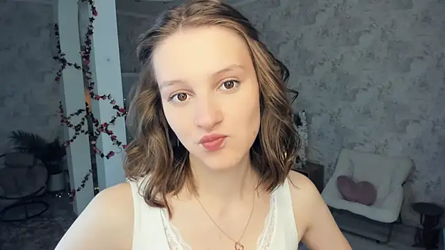 Snapshot of LianneBynon chatting on February 15, 8:02 am LianneBynon online show from February 15, 8:02 am