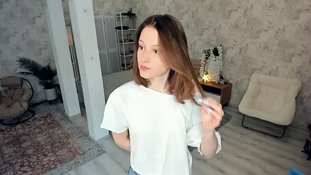 Snapshot of LianneBynon chatting on February 22, 8:46 am LianneBynon online show from February 22, 8:46 am