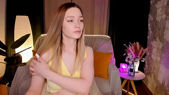 Snapshot of cherrykississ chatting on February 13, 8:43 am cherrykississ online show from February 13, 8:43 am