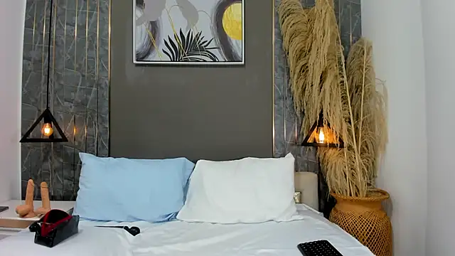 emma evanss   online show from April 7, 11:21 am