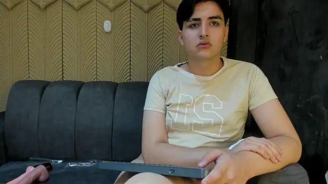 Snapshot of noahWolff_ chatting on February 10, 9:24 am noahWolff online show from February 10, 9:24 am