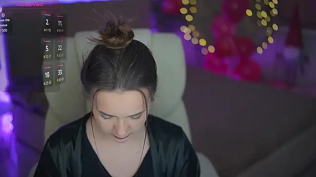 Snapshot of OliviaMoore_ chatting on February 17, 6:43 am OliviaMoore online show from February 17, 6:43 am