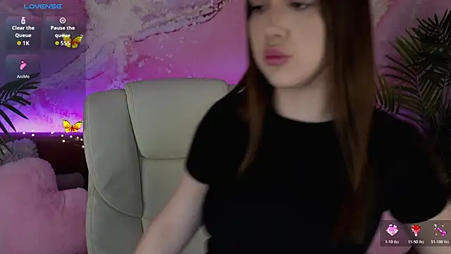 OliviaMoore  online show from March 18, 8:01 pm