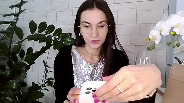 JuliaLovely online show from February 17, 2:35 pm