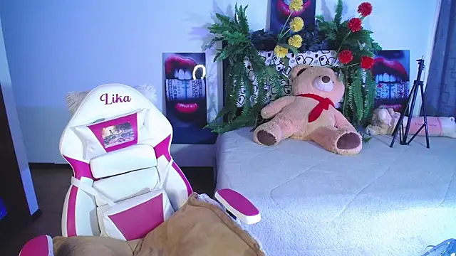 lika little0 online show from March 9, 9:30 pm