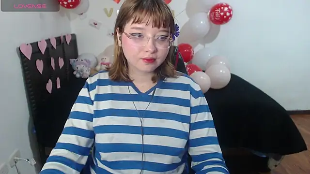 Snapshot of Cherrybloom692 chatting on February 16, 6:20 am Cherrybloom692 online show from February 16, 6:20 am