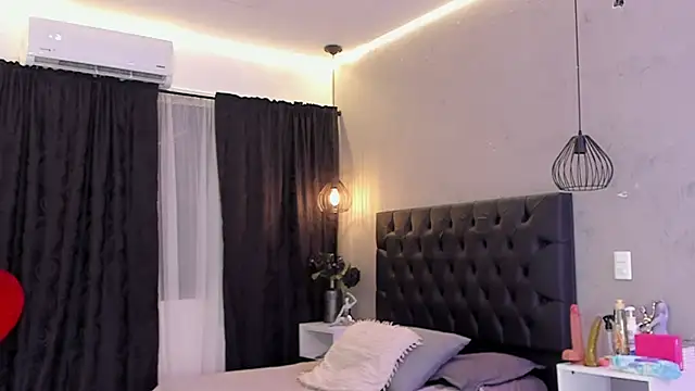 Snapshot of naomi__blair chatting on June 20, 3:31 am naomi blair online show from June 20, 3:31 am