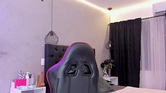 Snapshot of naomi__blair chatting on July 16, 3:45 am naomi blair online show from July 16, 3:45 am