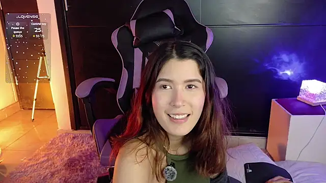 Snapshot of emicute_ chatting on February 3, 2:53 am emicute online show from February 3, 2:53 am