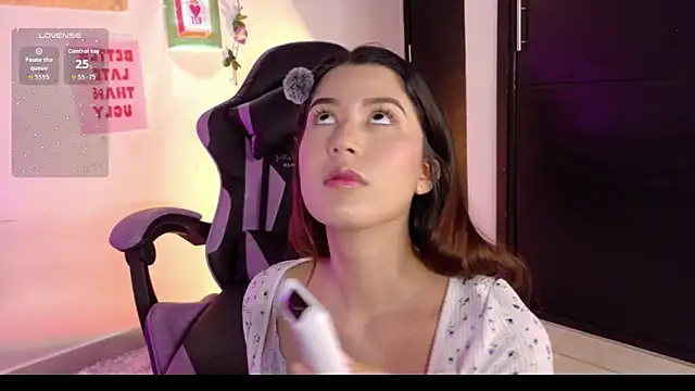 Snapshot of emicute_ chatting on February 13, 2:57 pm emicute online show from February 13, 2:57 pm