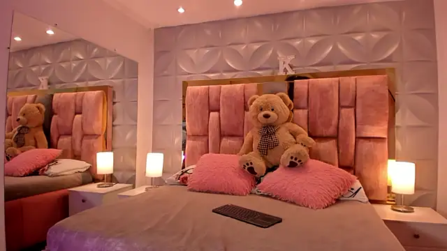 Paris Velvet online show from February 4, 10:15 pm