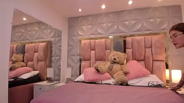 Paris Velvet online show from March 19, 10:25 pm