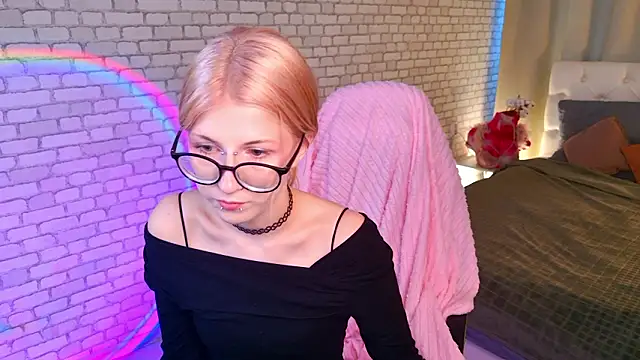 Snapshot of alicedews chatting on February 15, 1:20 pm alicedews online show from February 15, 1:20 pm