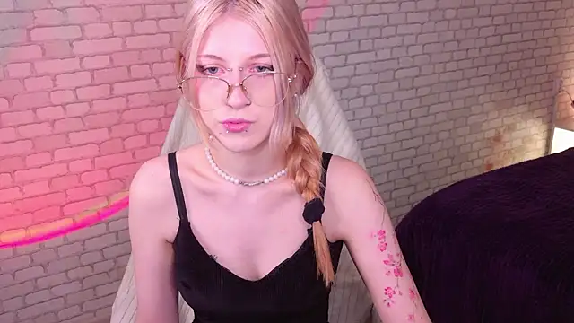 Snapshot of alicedews chatting on March 3, 2:12 pm alicedews online show from March 3, 2:12 pm