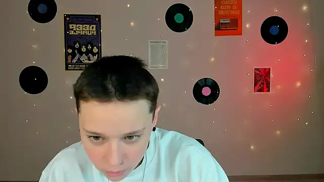 Snapshot of emi_fade chatting on February 2, 9:30 am emi fade online show from February 2, 9:30 am