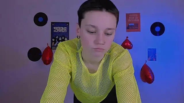 Snapshot of emi_fade chatting on February 19, 9:27 am emi fade online show from February 19, 9:27 am