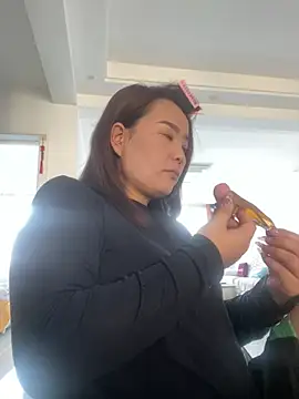 Snapshot of Youyou_12 chatting on February 3, 3:37 am Youyou 12 online show from February 3, 3:37 am