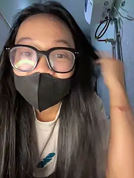 Snapshot of Leeeiuu chatting on February 10, 5:17 pm Leeeiuu online show from February 10, 5:17 pm