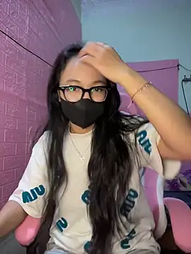 Snapshot of Leeeiuu chatting on February 21, 12:17 pm Leeeiuu online show from February 21, 12:17 pm