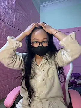 Snapshot of Leeeiuu chatting on February 23, 12:57 pm Leeeiuu online show from February 23, 12:57 pm