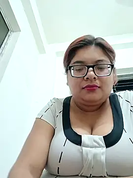 Elie Hallway online show from April 7, 6:30 pm