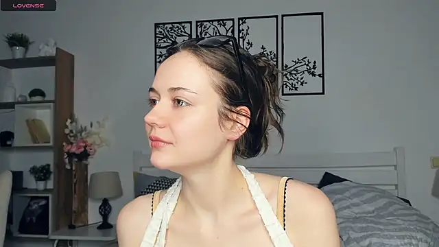 Snapshot of MalvinaTrafford chatting on February 14, 8:27 pm MalvinaTrafford online show from February 14, 8:27 pm