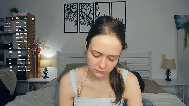 Snapshot of MalvinaTrafford chatting on February 23, 8:17 pm MalvinaTrafford online show from February 23, 8:17 pm