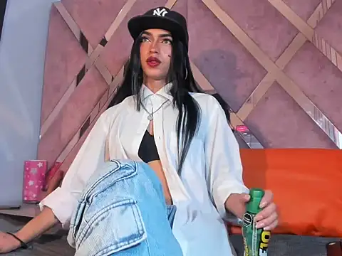 Snapshot of MeghanQueen__ chatting on February 7, 3:43 am MeghanQueen online show from February 7, 3:43 am