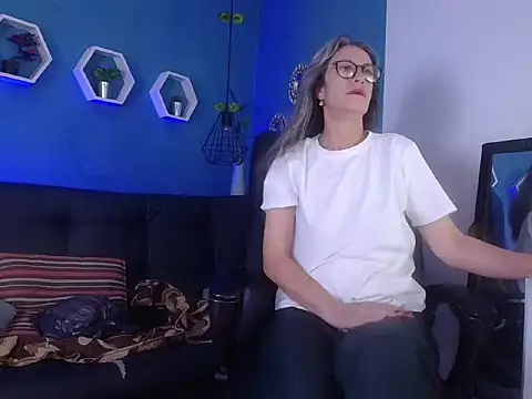 Snapshot of laurasofia45 chatting on March 1, 10:17 am laurasofia45 online show from March 1, 10:17 am