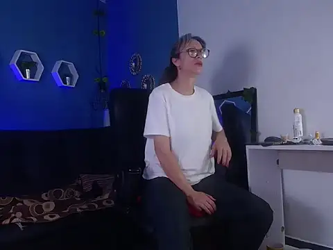 Snapshot of laurasofia45 chatting on March 1, 10:23 pm laurasofia45 online show from March 1, 10:23 pm