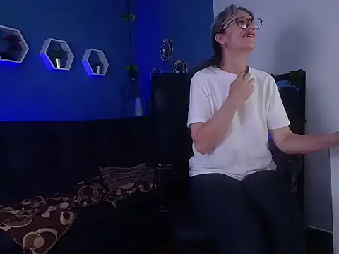 Snapshot of laurasofia45 chatting on March 2, 5:08 am laurasofia45 online show from March 2, 5:08 am