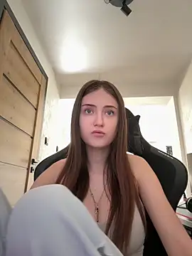 karlaluuvv online show from April 7, 10:37 am