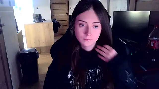 karlaluuvv online show from April 9, 4:45 pm