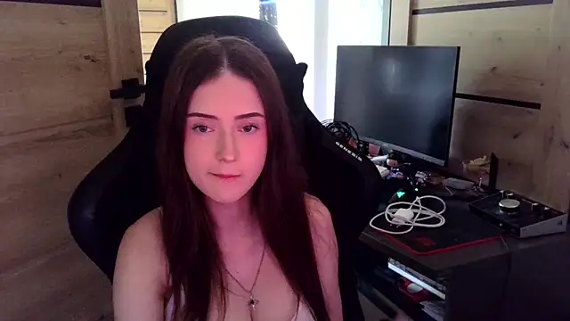 karlaluuvv online show from April 10, 2:22 pm