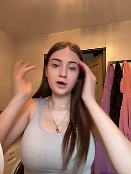 karlaluuvv online show from April 15, 9:05 am