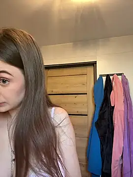 karlaluuvv online show from April 17, 1:25 pm