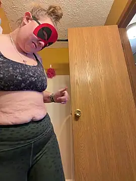 Snapshot of lickablelynn87 chatting on February 7, 5:49 pm lickablelynn87 online show from February 7, 5:49 pm