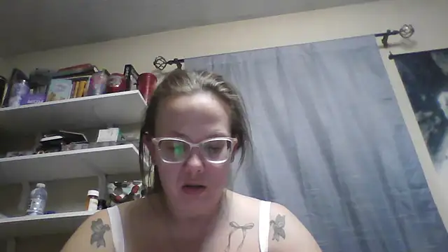 Snapshot of lickablelynn87 chatting on March 3, 12:39 am lickablelynn87 online show from March 3, 12:39 am