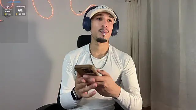 Snapshot of rafael_stone11 chatting on February 25, 12:20 am rafael stone11 online show from February 25, 12:20 am