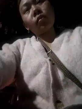 Snapshot of Bella-222 chatting on February 5, 10:42 am Bella-222 online show from February 5, 10:42 am