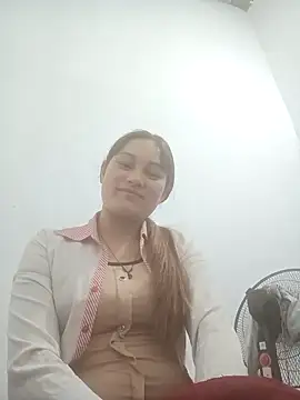 Snapshot of Momo-biki chatting on February 4, 1:28 pm Momo-biki online show from February 4, 1:28 pm