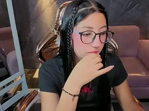 Snapshot of Sophie_jones_b chatting on February 4, 12:44 pm Sophie jones b online show from February 4, 12:44 pm