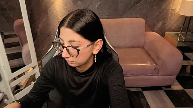 Snapshot of Sophie_jones_b chatting on February 20, 12:38 pm Sophie jones b online show from February 20, 12:38 pm