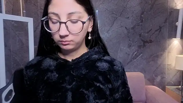 Snapshot of Sophie_jones_b chatting on February 23, 12:35 pm Sophie jones b online show from February 23, 12:35 pm