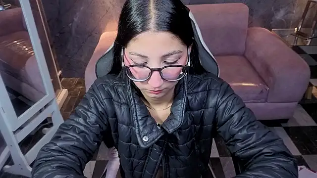 Snapshot of Sophie_jones_b chatting on February 28, 12:50 pm Sophie jones b online show from February 28, 12:50 pm