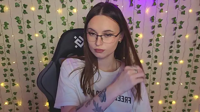 Snapshot of AliceIMonta chatting on February 22, 4:27 pm AliceIMonta online show from February 22, 4:27 pm