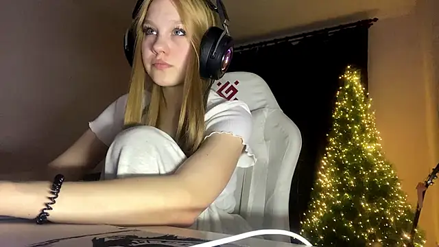 Snapshot of axin_burnell chatting on February 4, 6:14 pm axin burnell online show from February 4, 6:14 pm