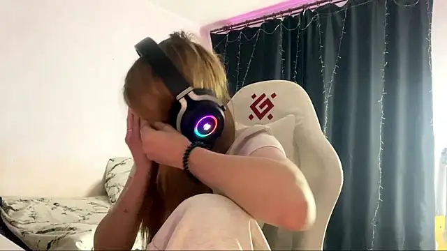 axin burnell online show from April 6, 6:20 pm